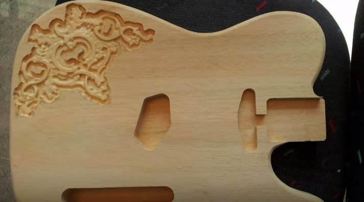 CNC-fräsen Gitarrenkörper aus Holz, Holzbearbeitung an Portalfräsmaschine