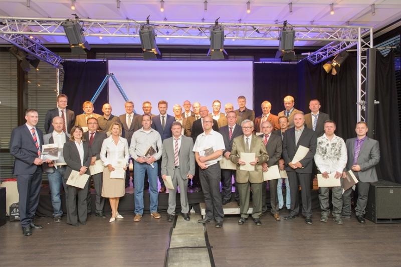 Ein Teil der insgesamt 86 Jubilare mit MR-Geschäftsführer Dr. Nicolas Maier-Scheubeck. Im Bild die Mitarbeiterinnen und Mitarbeiter, die für 25 Jahre Betriebszugehörigkeit geehrt wurden.
