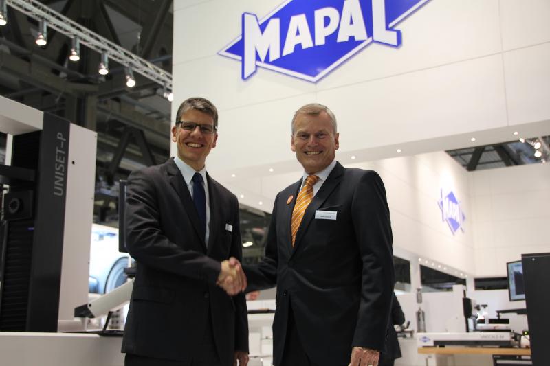 Freuen sich über den gemeinsamen Weg: Dr. Jochen Kress, Mitglied der Geschäftsleitung MAPAL Dr. Kress KG (links) und Peter Schneck, Geschäftsführer TDM Systems.