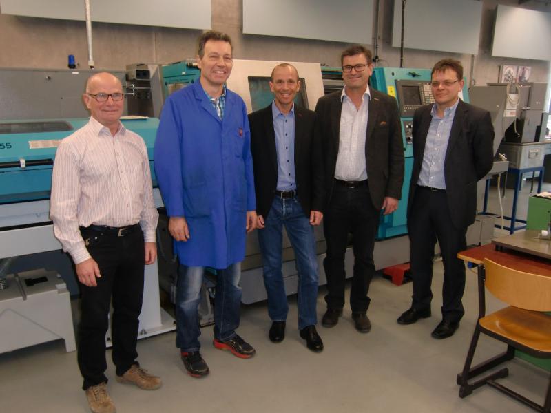 Mit einer Werkzeugspende unterstützt die Hommel + Keller Präzisionswerkzeuge GmbH die Ausbildung an der Erwin-Teufel-Schule in Spaichingen. 