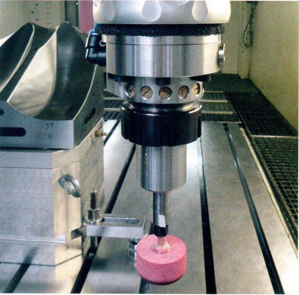 Das Druckluftspindelsystem RSC mit Auslenkung von Biax, sorgt immer für einen gleichmäßigen Anpressdruck auf die Oberfläche beim Polieren und entgraten.
