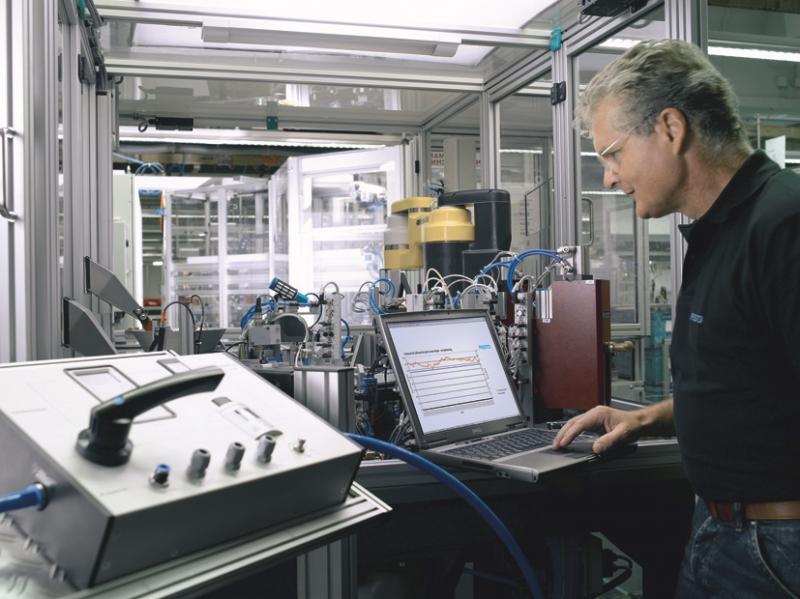 Partner der EMC²-Factory: Festo beteiligt sich an
dem EU-Projekt mit seiner Expertise im Bereich
der Fabrik- und Prozessautomatisierung, mit
technologieunabhängiger Kompetenz in
pneumatischer und elektrischer Antriebstechnik
sowie mit seiner starken Forschungskompetenz