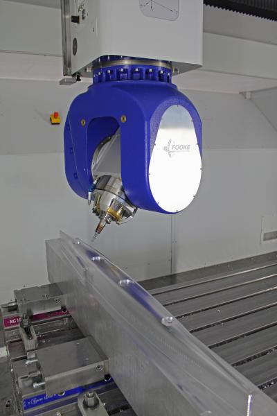 Die Fooke GmbH bearbeitete im Vorführzentrum auf ihrem fünfachsigen Bearbeitungszentrum Endura 704Linear an anspruchsvolles Flugzeugmodell aus Aluminium. Die Programmierung übernahm der CAD/CAM-Hersteller Vero Software mit dem System WorkNC. 