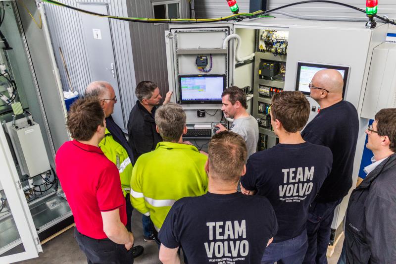 Keller-Inbetriebnehmer Michael Markert weist das Team Volvo in die Anlagen- und Prozesssteuerung ein.