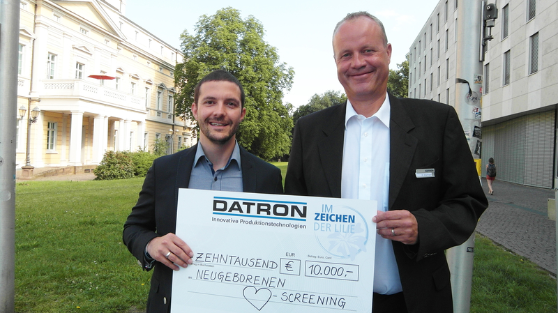 Dr. Arne Brüsch, CEO DATRON AG and Oliver Keller, Head of Sales Darmstadt 98, with the donation of € 10.000 for pediatric charity.