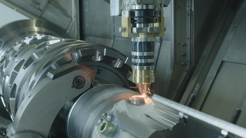 Mit einem Laser-Auftragskopf lassen sich beim Additive Manufacturing beliebige Geometrien auf vorhandene Grundkörper aufbringen.