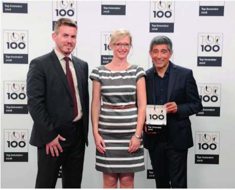 Simone Illing, Leiterin Human Resources, und Matthias Brand, Leiter Entwicklung (beide Heckert), erhalten von Ranga Yogeshwar in Essen die Auszeichnung zum TOP 100-Unternehmen. 