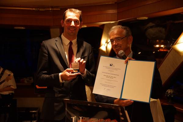 Verleihung der Otto-Kienzle-Medaille durch den Präsidenten Prof. Eberhard Abele an Dr. Daniel Meyer (links) im Rahmen des WGP-Jahreskongresses 2016 in Hamburg