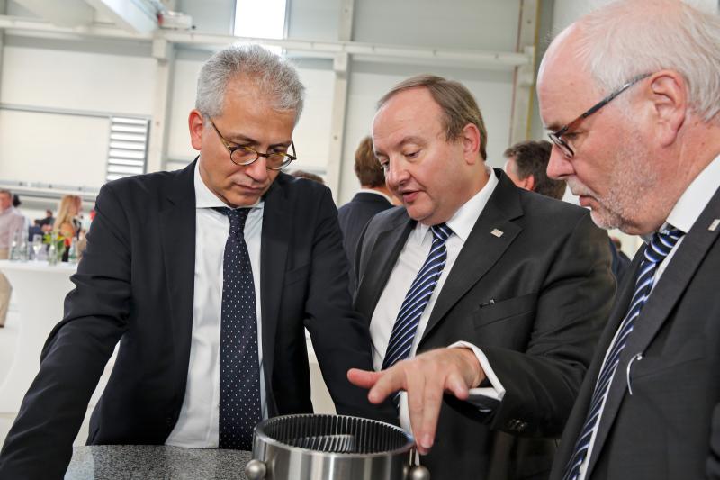 Wirtschaftsminister Tarek Al-Wazir mit den DVS-Vorstandsmitgliedern Bernd Rothenberger und Josef Preis (v.l.n.r.)
