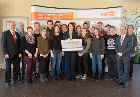 Auszubildende von AMF spenden die Rekordsumme von 16.700 Euro aus der Fellbacher Weihnachtsmarktaktion 2016 für die Stuttgarter Olgäle-Stiftung für das kranke Kind e.V.