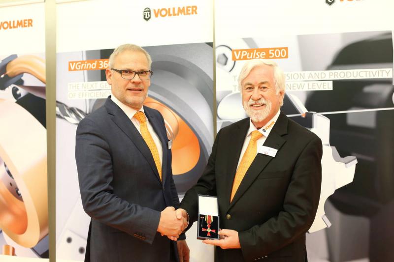 Bundesverdienstkreuz für Vollmer Mitarbeiter Lothar Reinhardt