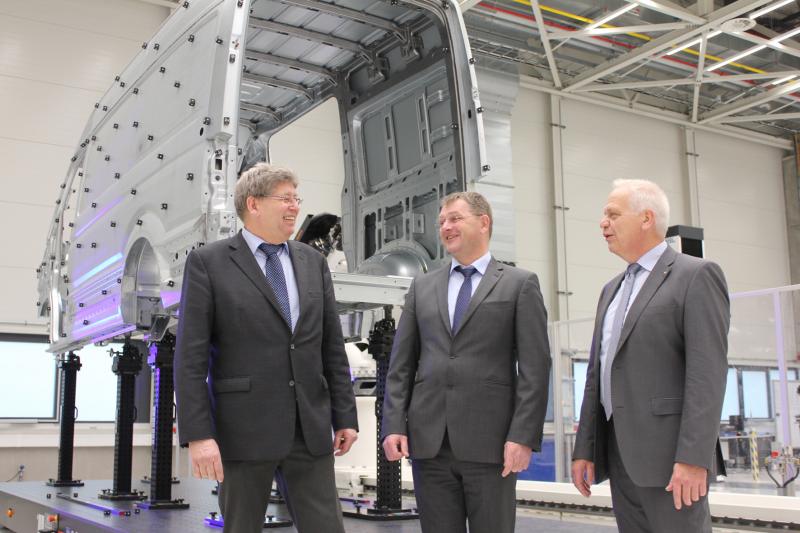 Werner Steinert (Mitte), Leiter Messtechnik im VW-Werk Września, freut sich mit Andreas Witte, Geschäftsführer des gleichnamigen Unternehmens, und Jürgen Barth, Witte-Vertriebsdirektor, über die erfolgreiche Zusammenarbeit.