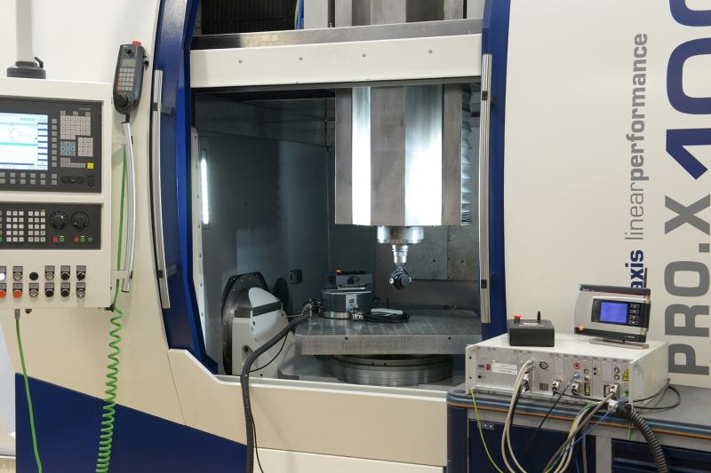 Das Fraunhofer IPT untersucht, wie sich eine
Maschinenkomponente für senkrechte
Bewegungen (Z-Achse) aus Kohlefaserverbundkunststoff
(CFK) in einer neuen Werkzeugmaschine
verhält und wie sich der Z-Schlitten
optimieren lässt.