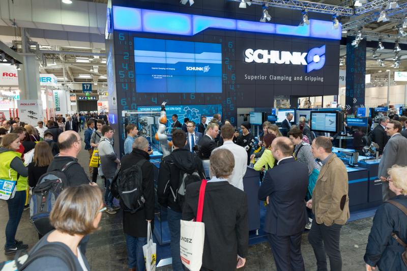 Besuchermagnet: Unter dem Motto „Smart Production. Equip-ped by SCHUNK“ präsentierte SCHUNK zahlreiche Tools und Ser-vices rund um die smarte Produktion.