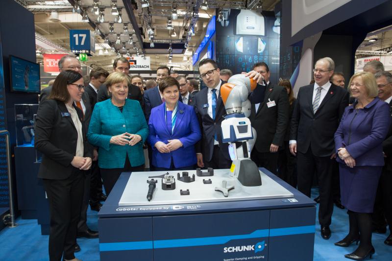 Smarte Produktion: Bundeskanzlerin Dr. Angela Merkel informierte sich am SCHUNK-Messestand über die Potenziale der Zusammenarbeit von Mensch und Roboter.