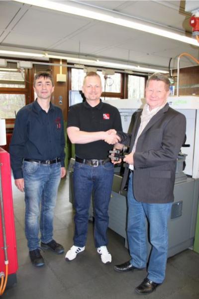 Harald Hauptmann freut sich über die Werkzeugspende von Hommel+Keller. Von links: Holger Wössner, Adrian Sunderer, Harald Hauptmann 