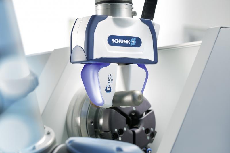 The SCHUNK Co-act Gripper ensures During machine tool loading a flexible interplay of human and machine.