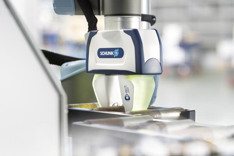 The SCHUNK Co-act Gripper ensures During machine tool loading a flexible interplay of human and machine.