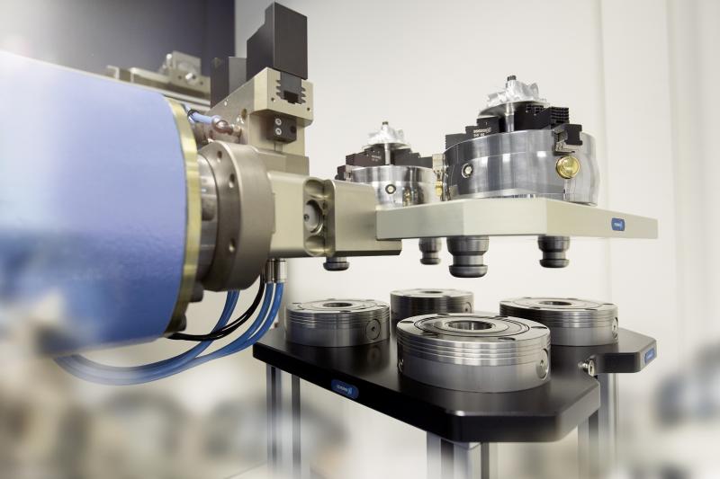 The SCHUNK VERO-S NSR robot coupling ensures stable handling of clamping pallets. On the machine table SCHUNK quick-change pallet systems provide for secure holding at a maximum repeat accuracy.