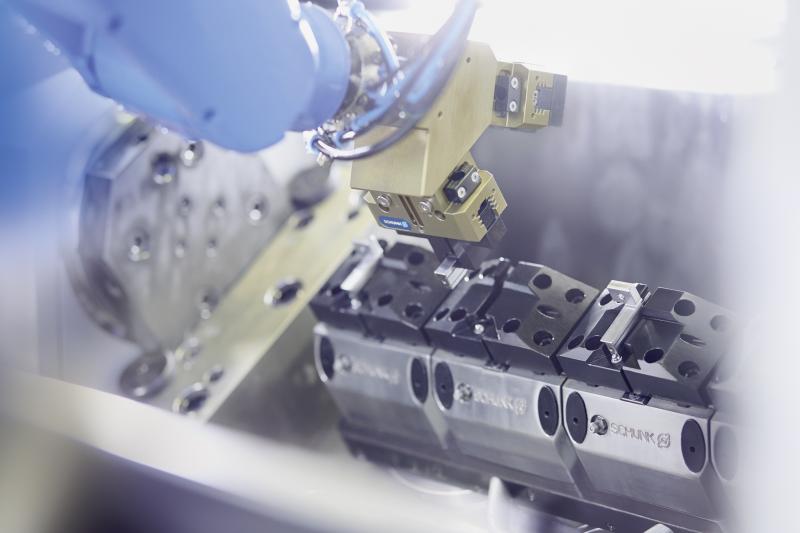 With the SCHUNK VERO-S quick-change pallet system, the opera-tor can quickly and easily remove the complete SCHUNK TAN-DEM plus clamping force blocks from the machine.
