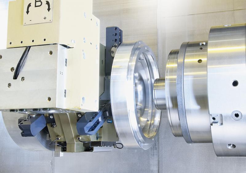 This hydraulic expansion arbor (right) is placed directly on the SCHUNK ROTA THW to enable clamping with maximum precision. The SCHUNK loading gripper on the other hand was equipped with plastic jaws to protect the surface of the precision parts.
