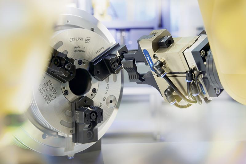 Fully automated teamwork between SCHUNK clamping technology and gripping systems: with the SCHUNK PRONTO jaw quick-change system it takes only seconds to change this power chuck for a new parts spectrum.