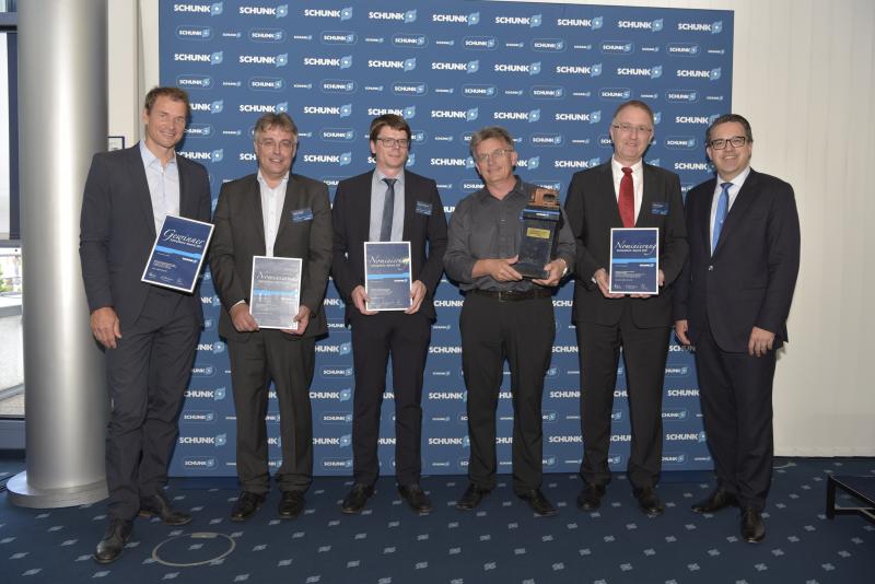 Insgesamt vier Unternehmen waren für den SCHUNK Kompetenz-Award nominiert und wurden vom geschäftsführenden Gesellschafter Henrik A. Schunk (re.) sowie von SCHUNK-Markenbotschafter Jens Lehmann (li.) ausgezeichnet: Preinfalk GmbH (Betriebsleiter Jürgen Kissel, 2.v.l.), Tries GmbH & Co. KG (Matthias Bachhofer, 3 v.l.), aerne engineering AG (Daniel Aerne 4 v.l.), Schüschke GmbH & Co. KG (CEO Thomas Mauthe, 5 v.l.).