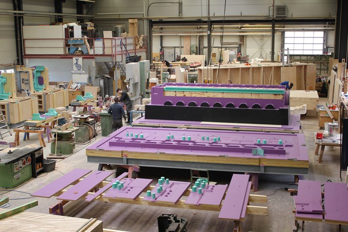 Ein Blick in die Fertigung der Duisburger Modellfabrik vermittelt einen Eindruck von den Dimensionen der Bauteile. Bild: Sescoi / Duisburger Modellfabrik