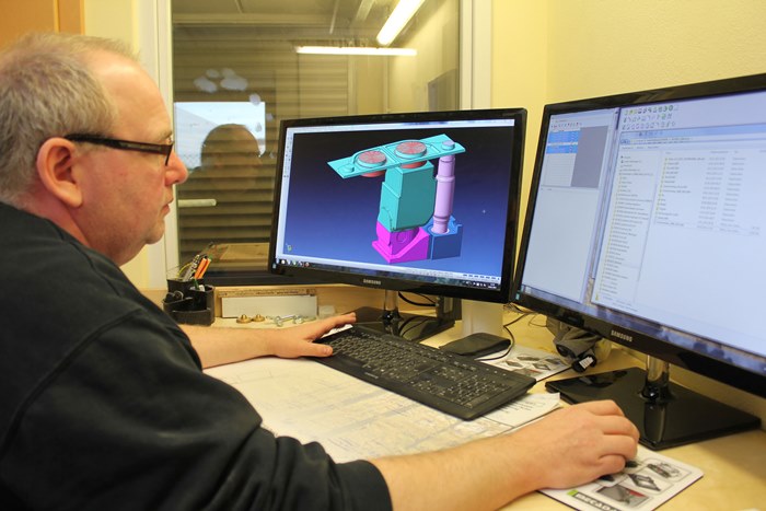 Jürgen Ernst ist für die Konstruktion zuständig. Im CAD-System VISI baut er die 3D-Modelle auf und übergibt die Daten anschließend an WorkNC. Bild: Sescoi / Duisburger Modellfabrik