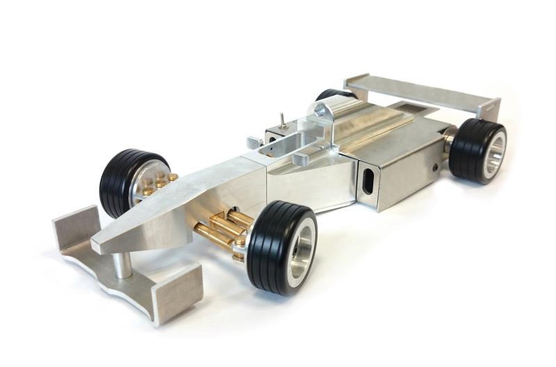 Das Modell eines Formel-1-Flitzers wird am EMO-Stand in Halle 24 der Nachwuchsstiftung Maschinenbau gefertigt.