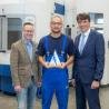 GROB stiftet selbst gefertigten Pokal anlässlich des Krafthand Technologie-Awards