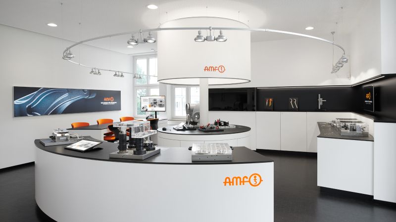 Die Andreas Maier GmbH & Co. KG gewinnt zum vierten Mal in Folge einen international führenden Designpreis.

Bereits zum vierten Mal in Folge konnte AMF nach den Auszeichnungen im Jahr 2016 (AMF-Gittertorschloss VARIBO), 2017 (AMF-Kraftspanner 7600) und 2018 (AMF-Greifer) die Jury für sich gewinnen: In der Kategorie „Retail Architecture“ überzeugte in diesem Jahr der modernisierte AMF-Showroom durch seine zeitlose und elegante Raumgestaltung.

Die Preisverleihung fand am vergangenen Freitag im Rahmen der internationalen Messe „Ambiente“ auf dem Frankfurter Messegelände statt.

Wir freuen uns ganz besonders über die erneute, hochkarätige Auszeichnung.